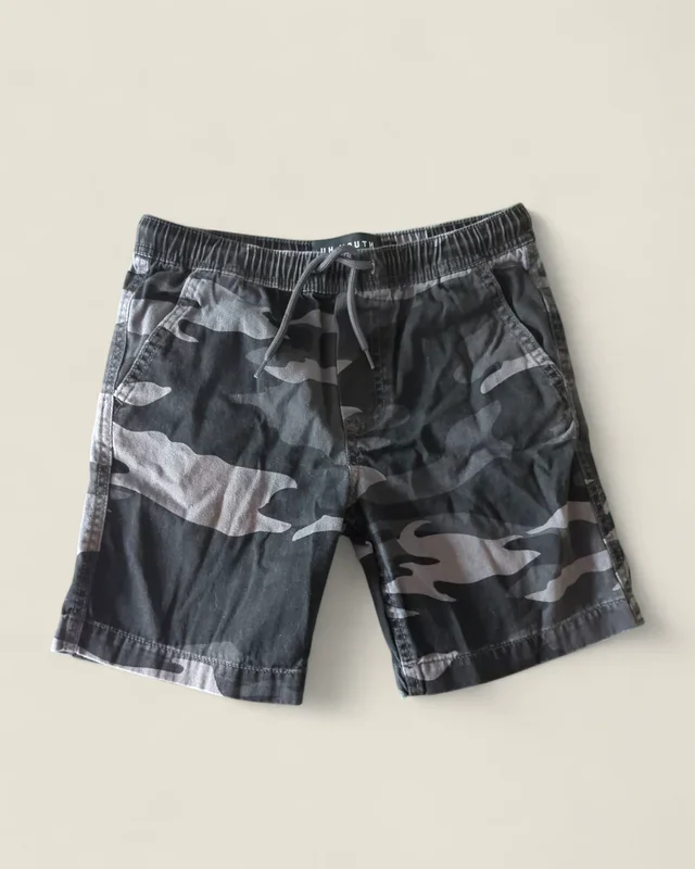 UH YOUTH BLACK CAMO SHORTS 10/12Y PRE-LOVED
